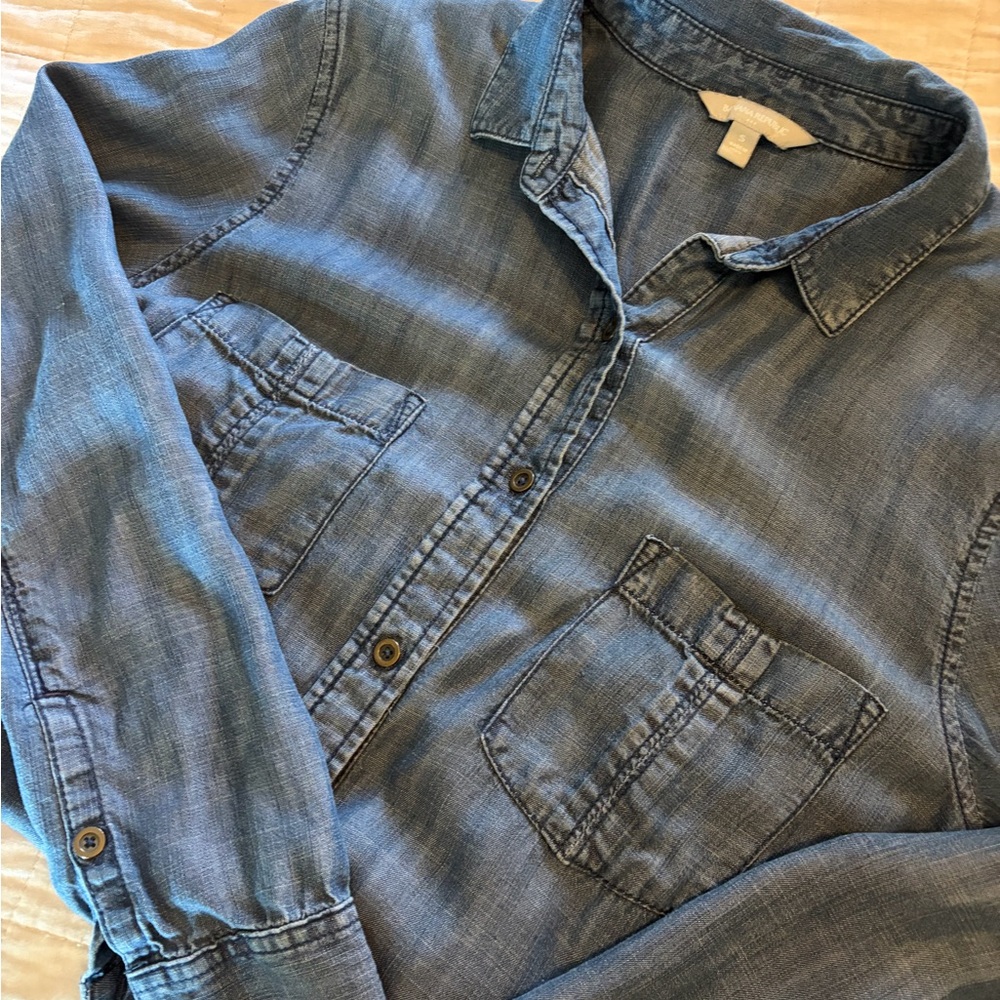Banana Republic women’s chambray shirt small